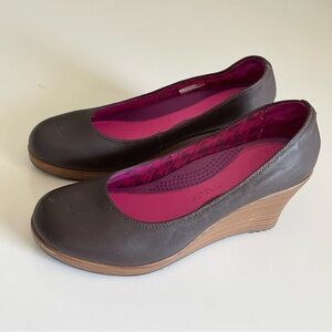 Crocs women’s A Leigh brown leather wedges